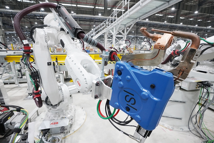 Khám phá dây chuyên sản xuất với 1.200 robot tự động của VinFast 3 Khám phá dây chuyên sản xuất với 1.200 robot tự động của VinFast a3