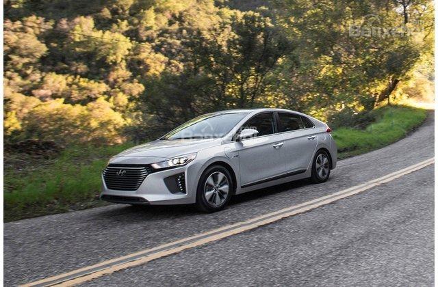 2. Hyundai Ioniq Plug-in 2019 2. Hyundai Ioniq Plug-in 2019.