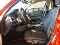 Đánh giá xe BMW 118i 2016 có hàng ghế trước với thân ghế dạng ôm rất chắc chắn.