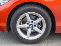 Đánh giá xe BMW 118i 2016 có mâm cỡ 16 inch với la zăng 5 chấu lớn.