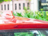 Đánh giá xe BMW 118i 2016 có ăng ten hình vây cá mập, đèn phanh phụ ở đuôi gió cá tính.