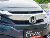 Đánh giá xe Honda Civic 2017 có mặt ca lăng mạ crom bản to rất sang trọng.