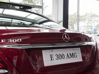 Đánh giá xe Mercedes-Benz E-Class 2017 có thanh ngang kiêm tay nắm cửa cốp mạ com sang trọng.