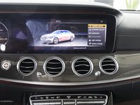 Đánh giá xe Mercedes-Benz E-Class 2017 có màn hình LCD 31,2 inch cực kỳ lớn.