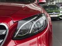 Đánh giá xe Mercedes-Benz E-Class 2017 có đèn pha Xenon cùng đèn ban ngày dạng LED.