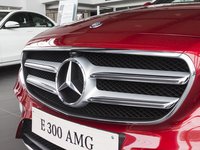 Đánh giá xe Mercedes-Benz E-Class 2017 có lưới tản nhiệt có logo ngôi sao lớn cùng các thanh kim loại mạ crom.