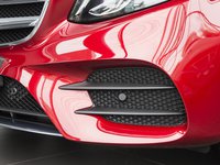 Đánh giá xe Mercedes-Benz E-Class 2017 có hệ thống lấy gió với nhiều răng cưa và góc cạnh.