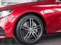 Đánh giá xe Mercedes-Benz E-Class 2017 có mâm cỡ 19 inch cùng la zăng đúc 5 chấu kép.