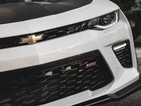 Đánh giá xe Chevrolet Camaro 2017: Huy hiệu tên các phiên bản được gắn trên lưới tản nhiệt.