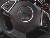 Đánh giá xe Chevrolet Camaro 2017: Thiết kế vô-lăng 3 chấu thể thao tích hợp các nút điều khiển a2