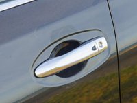 Đánh giá xe Nissan X-Trail 2016 có tay nắm cửa mạ crom bóng bảy.