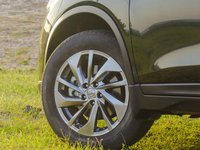 Đánh giá xe Nissan X-Trail 2016 có mâm xe cỡ 18 inch cùng la zăng đa chấu.