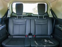 Đánh giá xe Nissan X-Trail 2016 có hàng ghế giữa gấp 60:40 khá dễ dàng và thuận tiện.
