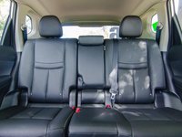 Đánh giá xe Nissan X-Trail 2016 có hàng ghế sau rộng rãi với 3 chỗ ngồi kèm bệ tì tay ở ghế giữa.