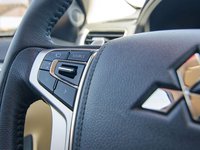 Đánh giá xe Mitsubishi Pajero Sport 2017: Vô-lăng tích hợp các nút điều khiển chức năng a2