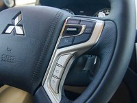 Đánh giá xe Mitsubishi Pajero Sport 2017: Vô-lăng tích hợp các nút điều khiển chức năng a1