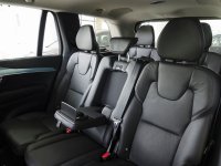 Đánh giá xe Volvo XC90 2017 có hàng ghế thứ 2 với 3 chỗ ngồi, ghế giữa có khay để ly.