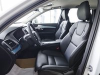 Đánh giá xe Volvo XC90 2017 có hàng ghế trước thiết kế dạng ôm với các gân thể thao.