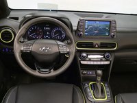 Đánh giá xe Hyundai Kona 2018: Vô lăng xe bọc da.