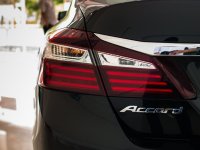 Đánh giá xe Honda Accord 2017: Cận cảnh đuôi xe  863q