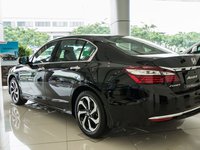 Đánh giá xe Honda Accord 2017: Đuôi xe phía sau thiết kế khá bắt mắt j766
