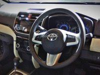 Đánh giá xe Toyota Rush 2018: Vô lăng 3 chấu.