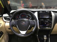 Đánh giá xe Toyota Yaris 2019: Vô-lăng 3 chấu bọc da...