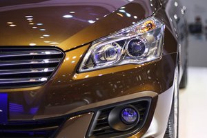Đánh giá xe Suzuki Ciaz 2017 có đèn pha là sự kết hợp kết hợp bóng halogen và đèn projector.