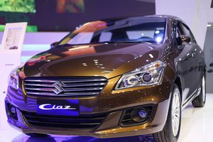 Đánh giá xe Suzuki Ciaz 2017 có lưới tản nhiệt với các nan nằm ngang mạ crom sang trọng.