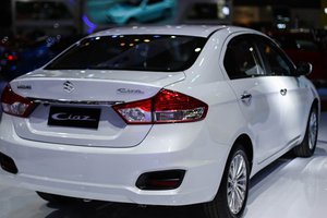 Đánh giá xe Suzuki Ciaz 2017 có đèn phản quang lấp sâu trong hốc đèn khá lạ lẫm.