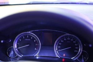 Đánh giá xe Suzuki Ciaz 2017 có cụm đồng hồ lái với 2 đồng hồ chính dạng analog cơ bản.