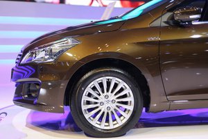 Đánh giá xe Suzuki Ciaz 2017 có mâm 16 inch với la zăng đa chấu.