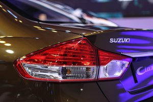 Đánh giá xe Suzuki Ciaz 2017 có đèn hậu LED khá giống với đèn hậu của Honda City.
