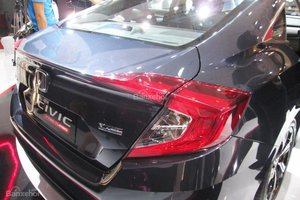 Đánh giá xe Honda Civic 2017 có đèn hậu dạng LED hình bumerang.
