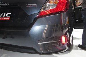 Đánh giá xe Honda Civic 2017 có đèn phản quang nhỏ nằm sâu trong hốc.