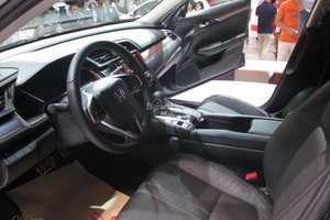 Đánh giá xe Honda Civic 2017 có ghế trước với vành lưng lớn ôm lấy thân người ngồi.