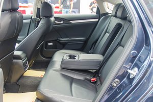 Đánh giá xe Honda Civic 2017 có ghế sau với 3 chỗ ngồi cùng tựa đầu êm ái.
