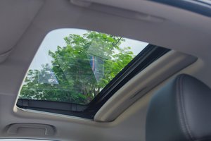 Đánh giá xe Honda Civic 2017 có cửa sổ trời tiện nghi, thoáng mát.