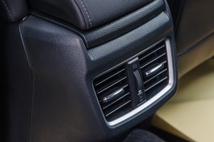 Đánh giá xe Honda Civic 2017 có vùng lấy gió phụ giành cho hàng ghế thứ 2.