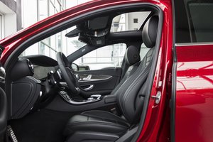 Đánh giá xe Mercedes-Benz E-Class 2017 có toàn bộ các ghế bọc da cao cấp.