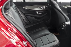 Đánh giá xe Mercedes-Benz E-Class 2017 có khoang lấy gió làm mát riêng biệt tại hàng ghế sau.