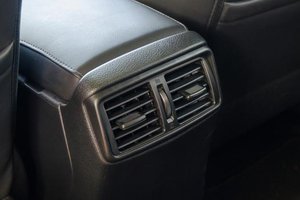 Đánh giá xe Nissan X-Trail 2016 có khu vực lấy gió điều hòa ở hàng ghế sau cùng.