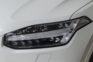 Đánh giá xe Volvo XC90 2017 có đèn pha LED với thiết kế "búa thần Thor".