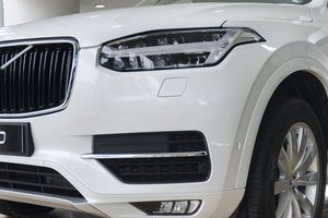Đánh giá xe Volvo XC90 2017 có hộc gió thiết kế bắt mắt cùng đèn sương mù LED.