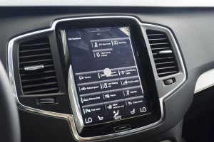 Đánh giá xe Volvo XC90 2017 có màn hình trung tâm cảm ứng điều khiển các thiết bị trên xe.