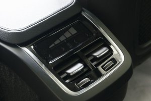 Đánh giá xe Volvo XC90 2017 có điều hòa tự động 4 vùng lấy gió riêng biệt.