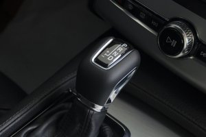 Đánh giá xe Volvo XC90 2017 có hộp số tự động 8 cấp êm ái.
