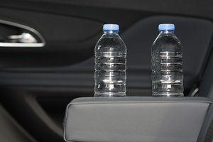 Nguy cơ từ việc đặt sai vị trí chai nước trên xe ô tô 1