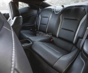 Đánh giá xe Chevrolet Camaro 2017 về không gian ghế ngồi a2