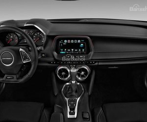 Đánh giá xe Chevrolet Camaro 2017: Bảng điều khiển trung tâm a2